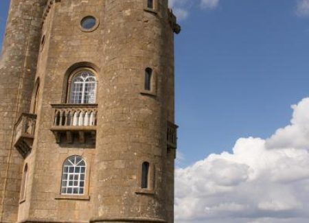 BEST COTSWOLD TOURS SHOWING GUESTS BROADWAY TOWER